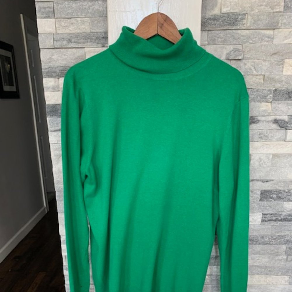 Gap XL green turtle neck made of cotton, nylon and spandex. It is machine washab